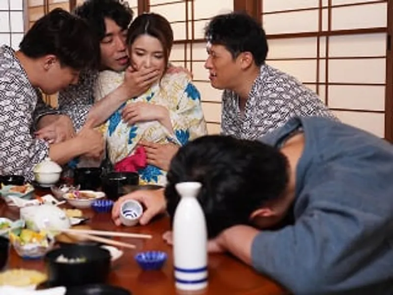 đưa vợ yêu đi suối nước nóng, chồng yêu không biết vợ bị người khác phang sấp mặt