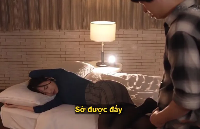 Một đêm mất ngủ với nữ phát thanh viên uy danh khi ở cùng phòng khách sạn